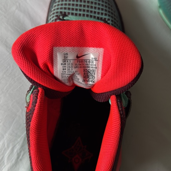 Boys Nikes 5Y - Picture 3 of 5